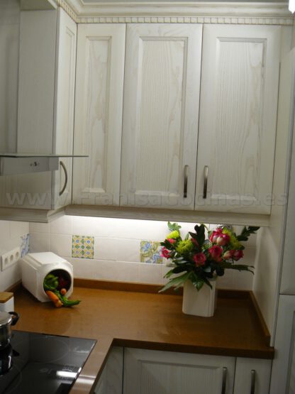 Muebles de cocina de madera de fresno blanco patinado - Imagen 21