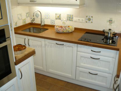 Muebles de cocina de madera de fresno blanco patinado - Imagen 26
