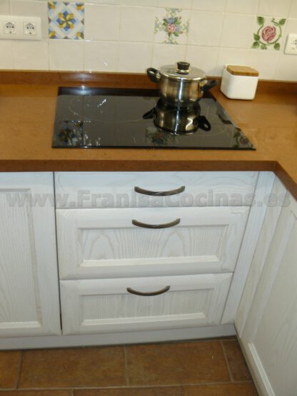 Muebles de cocina de madera de fresno blanco patinado - Imagen 28