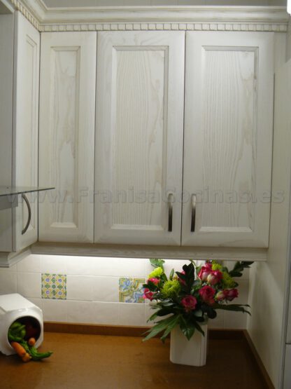 Muebles de cocina de madera de fresno blanco patinado - Imagen 5