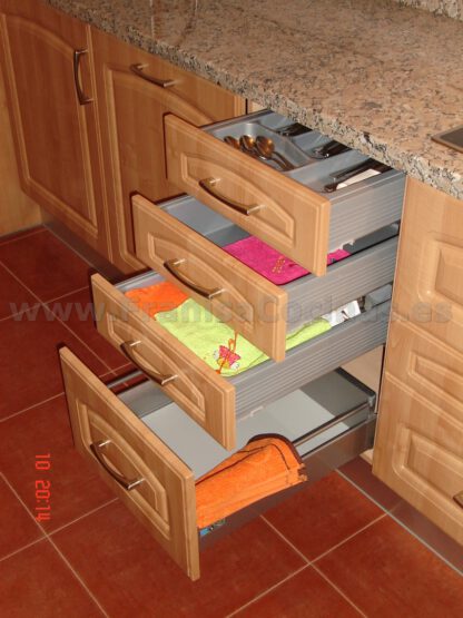 Muebles de cocina polilaminados - Imagen 19