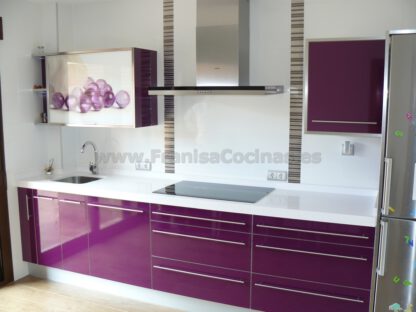 Muebles de cocina color berenjena