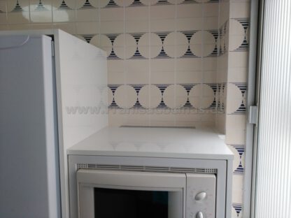Muebles de cocina blanca y encimera gris - Imagen 22