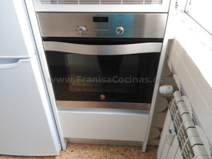 Muebles de cocina blanca y encimera gris - Imagen 12
