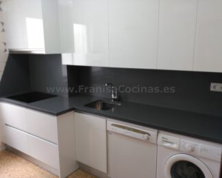 Muebles de cocina blanca y encimera gris