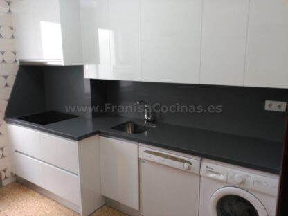 Muebles de cocina blanca y encimera gris