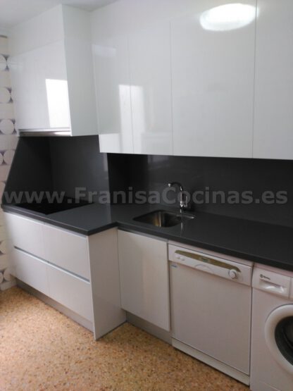Muebles de cocina blanca y encimera gris - Imagen 3