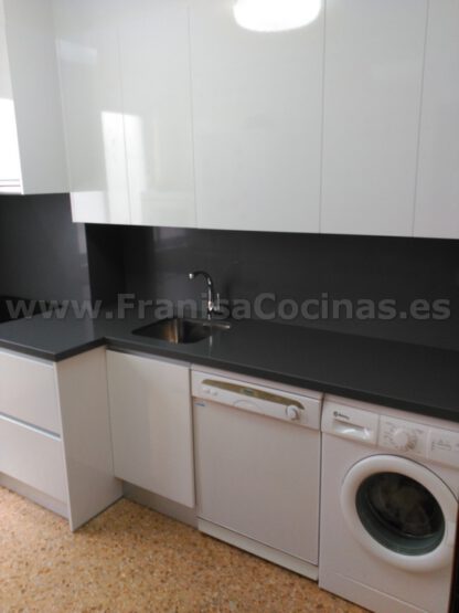 Muebles de cocina blanca y encimera gris - Imagen 4