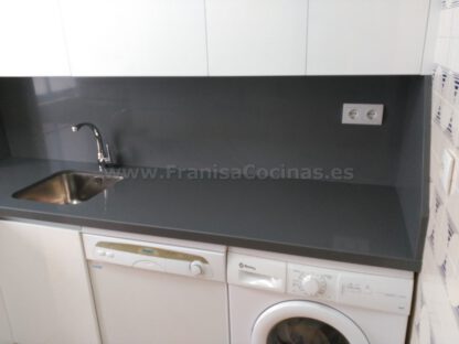 Muebles de cocina blanca y encimera gris - Imagen 5