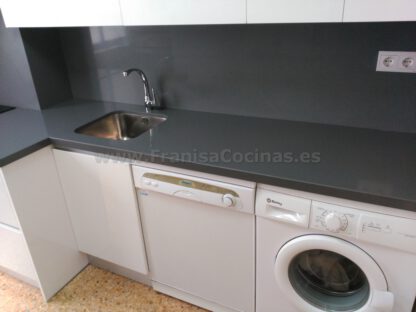 Muebles de cocina blanca y encimera gris - Imagen 6