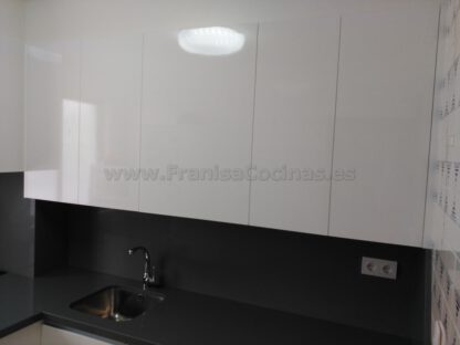 Muebles de cocina blanca y encimera gris - Imagen 7