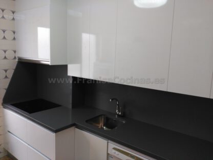 Muebles de cocina blanca y encimera gris - Imagen 8
