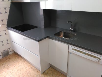 Muebles de cocina blanca y encimera gris - Imagen 9