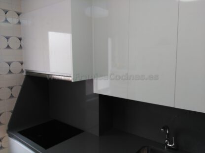 Muebles de cocina blanca y encimera gris - Imagen 10