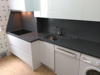 Muebles de cocina blanca y encimera gris - Imagen 11