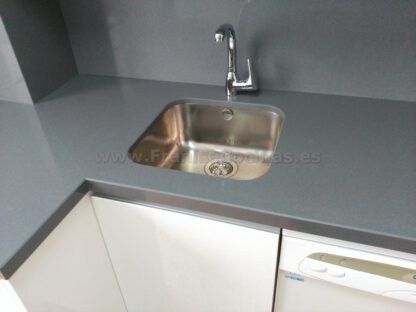 Muebles de cocina blanca y encimera gris - Imagen 13