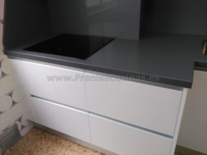 Muebles de cocina blanca y encimera gris - Imagen 14