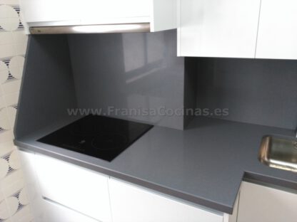 Muebles de cocina blanca y encimera gris - Imagen 15