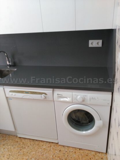 Muebles de cocina blanca y encimera gris - Imagen 16
