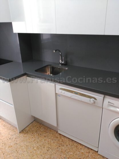 Muebles de cocina blanca y encimera gris - Imagen 17