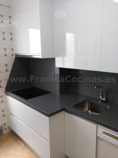 Muebles de cocina blanca y encimera gris - Imagen 18