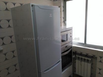 Muebles de cocina blanca y encimera gris - Imagen 19