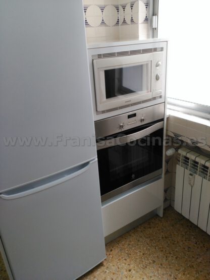 Muebles de cocina blanca y encimera gris - Imagen 21