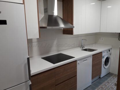 Muebles de cocina blanca y madera - Imagen 11