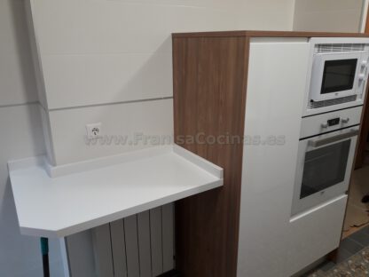 Muebles de cocina blanca y madera - Imagen 4