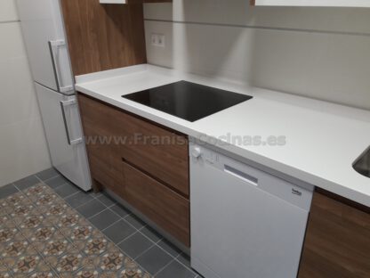 Muebles de cocina blanca y madera - Imagen 3