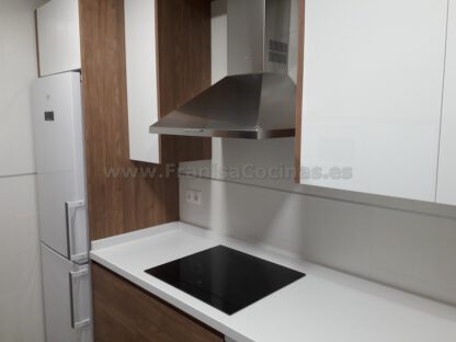 Muebles de cocina blanca y madera - Imagen 2