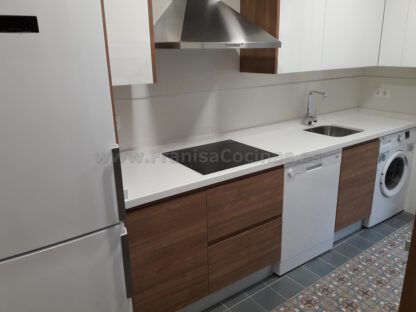 Muebles de cocina blanca y madera - Imagen 10
