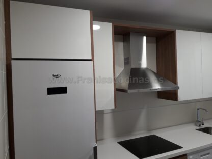 Muebles de cocina blanca y madera - Imagen 9