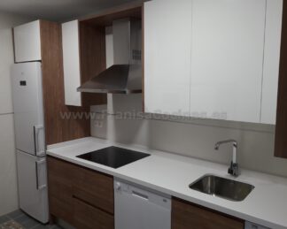 Muebles de cocina blanca y madera