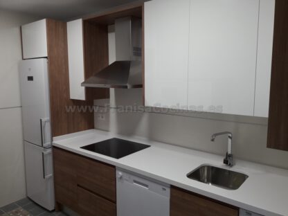 Muebles de cocina blanca y madera