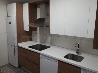 Muebles de cocina blanca y madera - Imagen 7