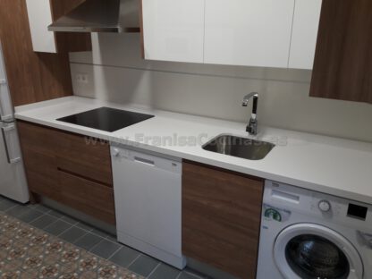 Muebles de cocina blanca y madera - Imagen 6