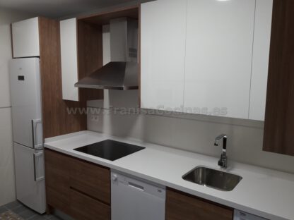 Muebles de cocina blanca y madera - Imagen 5
