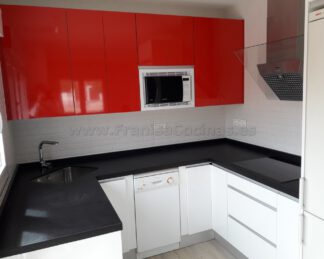 Muebles de cocina blanca y roja