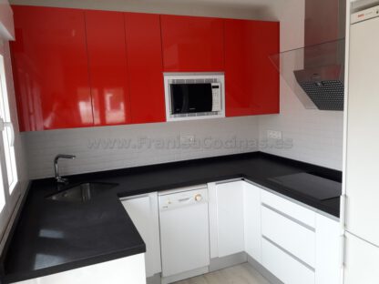 Muebles de cocina blanca y roja