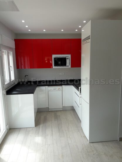 Muebles de cocina blanca y roja - Imagen 9