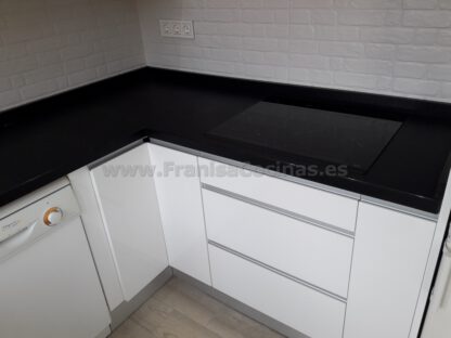 Muebles de cocina blanca y roja - Imagen 10