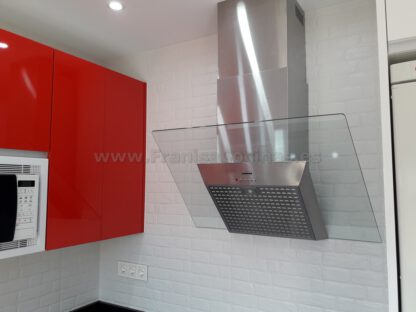 Muebles de cocina blanca y roja - Imagen 11