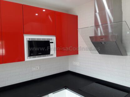 Muebles de cocina blanca y roja - Imagen 12