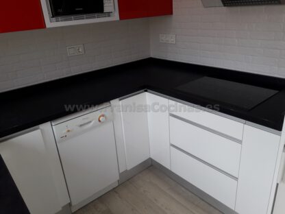 Muebles de cocina blanca y roja - Imagen 13