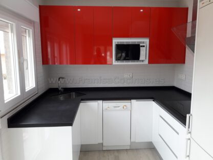 Muebles de cocina blanca y roja - Imagen 14