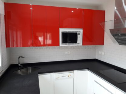 Muebles de cocina blanca y roja - Imagen 15
