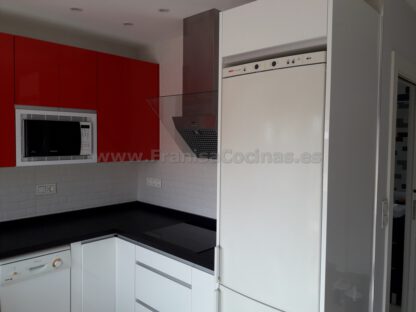 Muebles de cocina blanca y roja - Imagen 3