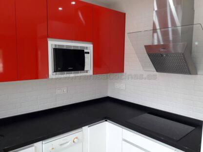 Muebles de cocina blanca y roja - Imagen 16