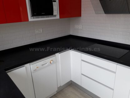 Muebles de cocina blanca y roja - Imagen 17